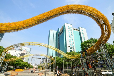 Linh vật rồng khổng lồ Lưỡng Long triều liên trên Đường hoa Nguyễn Huệ- Ảnh 13. Thân rồng uốn lượn trong công đoạn hoàn thiện. Theo các công nhân, hiện đôi linh vật rồng chầu sen uốn lượn với tên gọi “Lưỡng Long triều liên" đã đạt khoảng 70%.