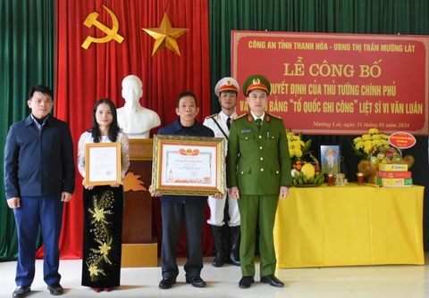 Trao bằng Tổ quốc ghi công cho liệt sĩ hy sinh khi đang đánh án ma túy- Ảnh 1. Lãnh đạo Công an tỉnh Thanh Hóa và lãnh đạo Huyện ủy Mường Lát trao quyết định truy tặng liệt sĩ và bằng "Tổ quốc ghi công" của trung tá Vi Văn Luân cho thân nhân liệt sĩ - Ảnh: Công an Thanh Hóa cung cấp