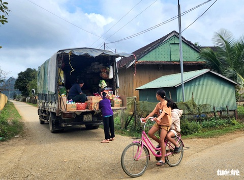 Phiên chợ di động ở làng quê Tú Làn - Ảnh SƠN LÂM Phiên chợ di động ở làng quê Tú Làn - Ảnh SƠN LÂM