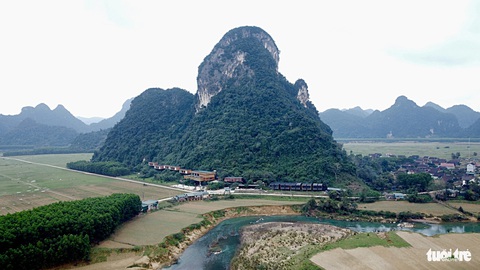 Lèn Một trở thành điểm hỗ trợ lũ lụt giữa thung lũng Tân Hóa từ các công trình của Tú Làn Lodge - Ảnh: SƠN LÂM Lèn Một trở thành điểm hỗ trợ lũ lụt giữa thung lũng Tân Hóa từ các công trình của Tú Làn Lodge - Ảnh: SƠN LÂM