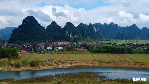 Cảnh sơn thủy hữu tình ở làng quê Tú Làn cuốn hút du khách - Ảnh: SƠN LÂM Cảnh sơn thủy hữu tình ở làng quê Tú Làn cuốn hút du khách - Ảnh: SƠN LÂM