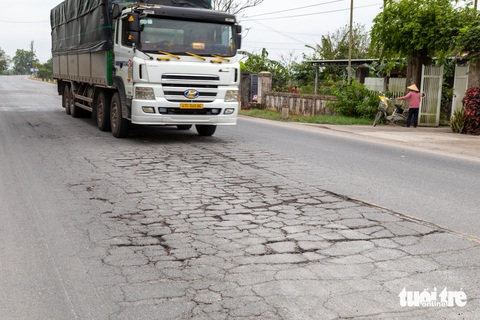Tỉnh lộ tan nát vì oằn mình cõng xe lên cao tốc- Ảnh 1. Tỉnh lộ hư hỏng do lượng phương tiện tải trọng nặng tăng đột biến - Ảnh: HOÀNG TÁO