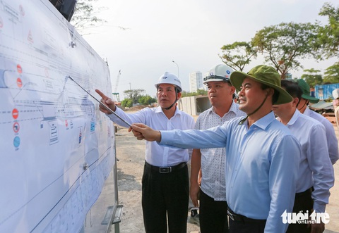 Phó chủ tịch Bùi Xuân Cường yêu cầu rút ngắn thời gian rào một bên hầm chui Nguyễn Văn Linh- Ảnh 1. Phó chủ tịch UBND TP.HCM Bùi Xuân Cường (áo xanh nước biển) thị sát việc điều chỉnh đi lại nút giao Nguyễn Văn Linh - Nguyễn Hữu Thọ chiều 31-1 - Ảnh: CHÂU TUẤN