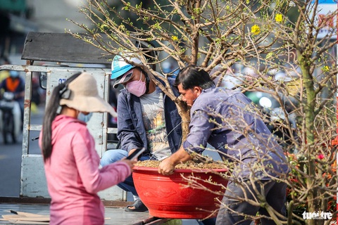 Thuyền hoa cập Bến Bình Đông, người dân tranh thủ sắm Tết sớm- Ảnh 11. Theo xu hướng, nhà vườn tại Bến Bình Đông cũng tranh thủ đăng lên mạng xã hội và giao tận nhà khi khách có nhu cầu