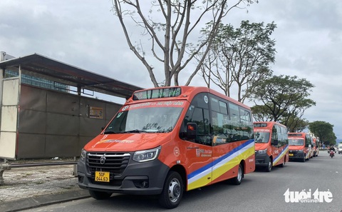 Phủ xe buýt để chống xe ghép, taxi dù, xe hợp đồng trá hình- Ảnh 1. Đà Nẵng vừa đưa vào hoạt động 4 tuyến xe buýt không trợ giá (không dùng ngân sách) sau khi các tuyến xe buýt trợ giá hoạt động khởi sắc trở lại - Ảnh: TRƯỜNG TRUNG