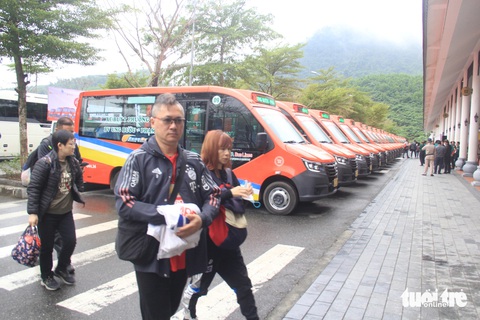 Phủ xe buýt để chống xe ghép, taxi dù, xe hợp đồng trá hình- Ảnh 2. Đà Nẵng vừa mở tuyến xe buýt lên khu du lịch Bà Nà - Ảnh: TRƯỜNG TRUNG