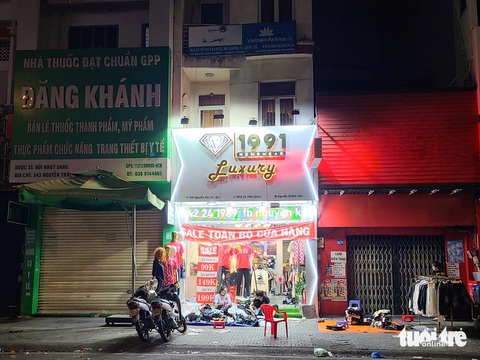 Cửa hàng thời trang 'lay lắt' đợi khách tới khuya- Ảnh 1. Dù cả con phố đã tắt đèn, một cửa hàng thời trang trên đường Nguyễn Trãi (quận 5) vẫn "ngóng" những vị khách cuối cùng trong ngày - Ảnh: NHẬT XUÂN