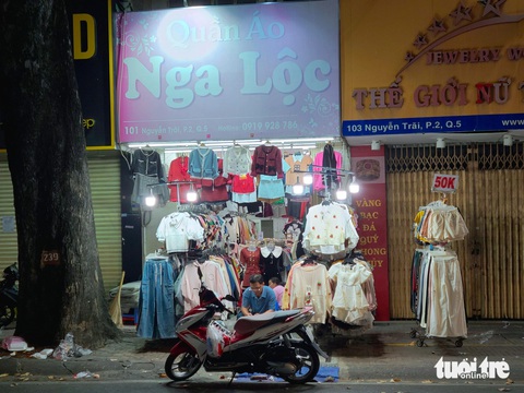 Cửa hàng thời trang 'lay lắt' đợi khách tới khuya- Ảnh 4. Những cửa hàng thời trang sáng đèn lay lắt trong đêm khuya - Ảnh: NHẬT XUÂN