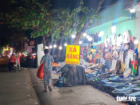 Cửa hàng thời trang 'lay lắt' đợi khách tới khuya- Ảnh 6. Xả kho tới khuya chờ khách - Ảnh: NHẬT XUÂN