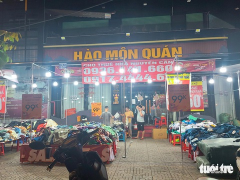 Cửa hàng thời trang 'lay lắt' đợi khách tới khuya- Ảnh 7. Một cửa hàng trên đường Cách Mạng Tháng 8 (quận 3) đổ đống, giảm sâu nhưng chỉ lác đác khách mua - Ảnh: NHẬT XUÂN