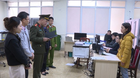 Khởi tố 23 người đưa và nhận hối lộ liên quan đăng ký đất đai- Ảnh 1. Công an thi hành lệnh bắt, khám xét đối với các bị can liên quan đến hành vi đưa hối lộ, nhận hối lộ tại Chi nhánh Văn phòng đăng ký đất đai TP Sầm Sơn - Ảnh: Công an Thanh Hóa cung cấp