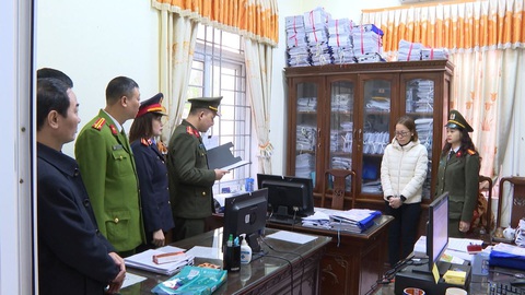 Khởi tố 23 người đưa và nhận hối lộ liên quan đăng ký đất đai- Ảnh 2. Công an thi hành lệnh bắt, khám xét đối với bị can liên quan đến hành vi đưa hối lộ, nhận hối lộ tại Cục Thuế khu vực Sầm Sơn - Quảng Xương - Ảnh: Công an Thanh Hóa cung cấp