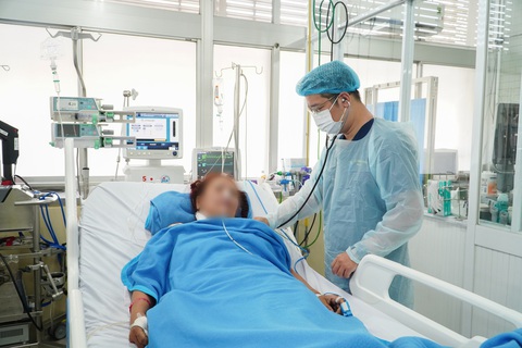 Bác sĩ Chợ Rẫy cứu sống nữ chủ quán bị đâm 17 nhát dao- Ảnh 1. Các bác sĩ đang tiếp tục theo dõi sức khỏe cho bệnh nhân bị đâm 17 nhát dao - Ảnh: Bệnh viện cung cấp