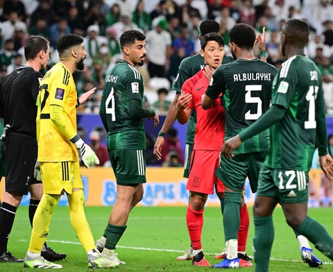 Hết Messi, Ronaldo, hậu vệ Albulayhi chuyển sang kiếm chuyện với Son Heung Min- Ảnh 1. Albulayhi bóp cổ Hwang Hee Chan - Ảnh: SPORTS CHOSUN