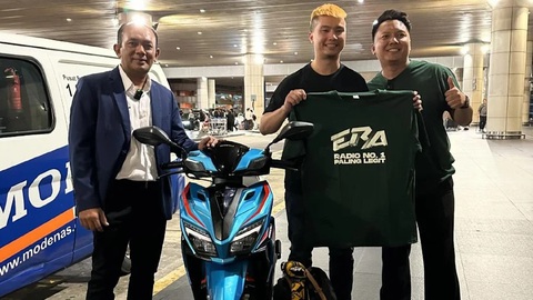 CĐV bán xe máy để sang Qatar ủng hộ đội nhà ở Asian Cup 2023- Ảnh 3. Derrick Gan đã được chào đón bằng một chiếc xe máy hoàn toàn mới do Modenas tặng - Ảnh: Modenas