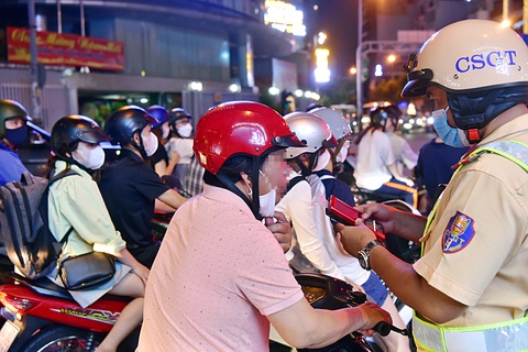 Công an TP.HCM đo nồng độ cồn người đi đường - Ảnh: T.T.D. Công an TP.HCM đo nồng độ cồn người đi đường - Ảnh: T.T.D.