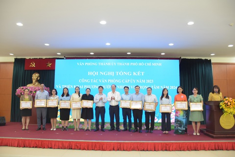 Văn phòng cấp ủy phát huy chủ động, sáng tạo, tận tâm trong công việc- Ảnh 1. Phó bí thư thường trực Thành ủy Nguyễn Hồ Hải (giữa, bên phải) cùng Chánh Văn phòng Thành ủy Phạm Hồng Sơn (giữa, bên trái) trao bằng khen cho các cá nhân - Ảnh: CTV
