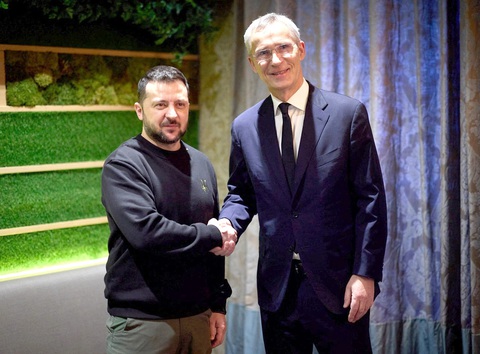 Tổng thống Ukraine Volodymyr Zelensky (trái) và Tổng thư ký NATO Jens Stoltenberg - Ảnh: REUTERS Tổng thống Ukraine Volodymyr Zelensky (trái) và Tổng thư ký NATO Jens Stoltenberg - Ảnh: REUTERS