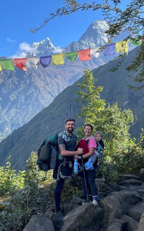 Cậu bé Anh 2 tuổi, người nhỏ tuổi nhất đặt chân đến Everest- Ảnh 3. Gia đình ba người trên quãng đường đến Everest