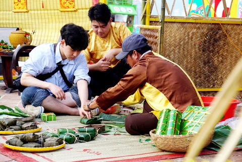 Du khách Hàn Quốc trải nghiệm gói bánh chưng ngay bên bờ biển Mỹ Khê - Ảnh: ĐOÀN NHẠN Du khách Hàn Quốc trải nghiệm gói bánh chưng ngay bên bờ biển Mỹ Khê - Ảnh: ĐOÀN NHẠN
