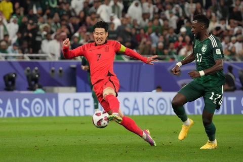 120 phút nghẹt thở, Hàn Quốc vượt qua Saudi Arabia trên chấm luân lưu- Ảnh 1. Son Heung Min (áo đỏ) cùng Hàn Quốc có hiệp 1 mờ nhạt trước Saudi Arabia - Ảnh: GETTY