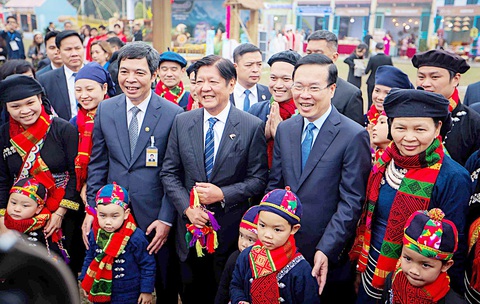 Chủ tịch nước Võ Văn Thưởng và Tổng thống Philippines Ferdinand Marcos Jr. cùng trải nghiệm không khí Tết cổ truyền Việt Nam vào ngày 30-1 - Ảnh: Nguyễn Khánh Chủ tịch nước Võ Văn Thưởng và Tổng thống Philippines Ferdinand Marcos Jr. cùng trải nghiệm không khí Tết cổ truyền Việt Nam vào ngày 30-1 - Ảnh: NGUYỄN KHÁNH