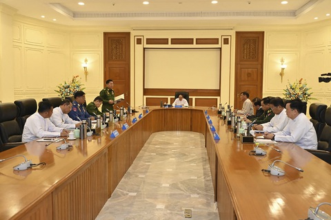 Tư lệnh quân đội Myanmar Min Aung Hlaing (người đang đứng) phát biểu trong cuộc họp của Hội đồng An ninh và quốc phòng ở Naypyidaw, ngày 31-1 - Ảnh: AFP Tư lệnh quân đội Myanmar Min Aung Hlaing (đứng bên trái) phát biểu trong cuộc họp của Hội đồng Quốc phòng và An ninh quốc gia Myanmar (NDSC) ở Naypyidaw, ngày 31-1 - Ảnh: AFP