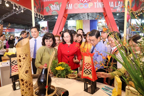 TP.HCM có hơn 200 hoạt động xúc tiến thương mại và đầu tư năm qua- Ảnh 1. Chương trình “Tinh hoa làng nghề và đặc sản vùng miền năm 2023”, một hoạt động xúc tiến thương mại của TP.HCM trong năm ngoái - Ảnh: N.BÌNH