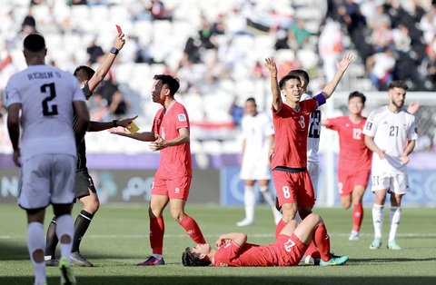 Thẻ đỏ của Khuất Văn Khang (nằm) tại Asian Cup 2023 - Ảnh: HOÀNG TUẤN Thẻ đỏ của Khuất Văn Khang (nằm) tại Asian Cup 2023 - Ảnh: HOÀNG TUẤN