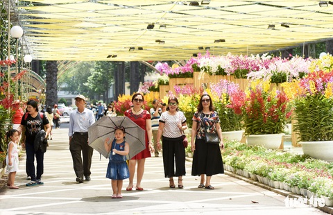 Festival hoa lan TP.HCM năm 2019 với chủ đề “Sắc màu nhiệt đới” đã khai mạc tại công viên Tao Đàn - Ảnh: DUYÊN PHAN Người dân tham quan một sự kiện hoa tại công viên Tao Đàn - Ảnh: DUYÊN PHAN