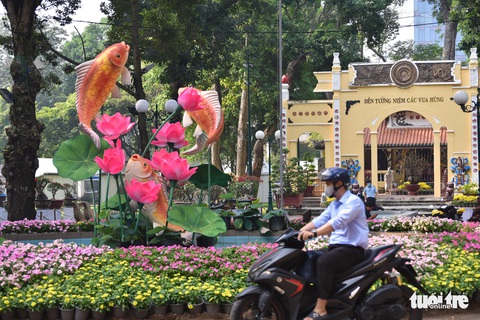 Một góc Hội hoa xuân Nhâm Dần 2022 - Ảnh: NGỌC PHƯỢNG Một góc Hội hoa xuân Nhâm Dần 2022, phía xa là đền tưởng niệm các vua Hùng - Ảnh: NGỌC PHƯỢNG