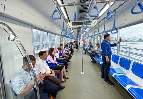 Hình ảnh bên trong chuyến chạy thử nghiệm toàn tuyến đầu tiên của metro số 1 - Ảnh: CHÂU TUẤN Hình ảnh bên trong chuyến chạy thử nghiệm toàn tuyến đầu tiên của metro số 1 - Ảnh: CHÂU TUẤN