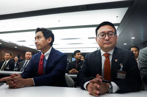 Tòa Thái Lan phán quyết đảng của ông Pita vi phạm hiến pháp khi cố sửa luật khi quân- Ảnh 1. Cựu lãnh đạo Đảng Tiến bước Pita Limjaroenrat và các thành viên đảng khi Tòa án Hiến pháp Thái Lan đưa ra phán quyết ngày 31-1 - Ảnh: REUTERS