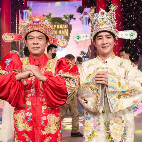 Lộ diện dàn nghệ sĩ thay thế Quang Thắng, Chí Trung, Vân Dung trong Táo Quân 2024- Ảnh 3. Duy Anh (phải) đảm nhận vai Nam Tào thay thế Xuân Bắc