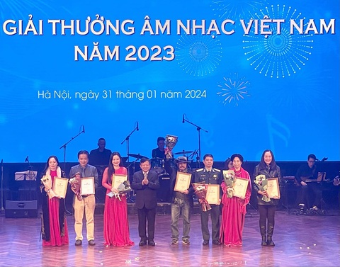 Nhạc sĩ Đỗ Hồng Quân trao các giải A và chương trình nghệ trình biểu diễn nghệ thuật xuất sắc năm 2023 - Ảnh: YÊN NGA Nhạc sĩ Đỗ Hồng Quân trao các giải A và chương trình biểu diễn nghệ thuật xuất sắc năm 2023 - Ảnh: YÊN NGA