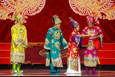 Lộ diện dàn nghệ sĩ thay thế Quang Thắng, Chí Trung, Vân Dung trong Táo Quân 2024- Ảnh 4. Diễn viên Bá Anh (áo vàng) đảm nhận vai trò Táo Giao thông thay cho NSƯT Chí Trung
