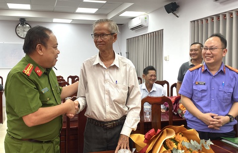 Viện KSND TP.HCM xin lỗi ông Nguyễn Văn Khẩn sau 30 năm bị oan sai- Ảnh 2. Các cơ quan tố tụng gửi lời xin lỗi tới ông Khẩn - Ảnh: TUYẾT MAI
