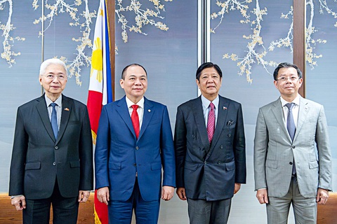 Tổng thống Philippines Ferdinand Marcos Jr. và Chủ tịch Vingroup Phạm Nhật Vượng (thứ hai từ trái qua) trong buổi gặp riêng tại Hà Nội vào chiều 29-1 - Ảnh: Vingroup Tổng thống Philippines Ferdinand Marcos Jr. và Chủ tịch Vingroup Phạm Nhật Vượng (thứ hai từ trái qua) trong buổi gặp riêng tại Hà Nội vào chiều 29-1 - Ảnh: Vingroup