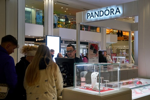 Pandora ngừng sử dụng vàng bạc mới khai thác- Ảnh 1. Pandora ngừng sử dụng vàng bạc mới khai thác- Ảnh 1.