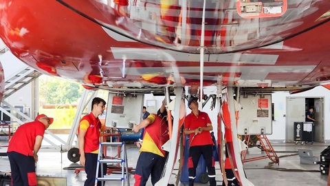 Doanh thu năm 2023 của Vietjet tăng mạnh, đạt 62,5 ngàn tỉ đồng- Ảnh 1. Trung tâm kỹ thuật bảo dưỡng tàu bay tại Lào giúp Vietjet chủ động trong công tác sửa chữa, bảo dưỡng tàu bay - Ảnh: TL