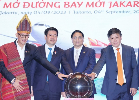 Doanh thu năm 2023 của Vietjet tăng mạnh, đạt 62,5 ngàn tỉ đồng- Ảnh 3. Năm 2023, Vietjet tiên phong mở đường bay quốc tế, thúc đẩy hồi phục và phát triển du lịch. Trong ảnh: Thủ tướng Chính phủ Phạm Minh Chính chứng kiến lễ công bố đường bay thẳng Hà Nội - Jakarta (Indonesia) - Ảnh: TL