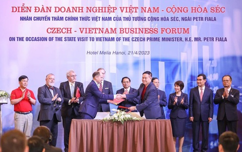 Doanh thu năm 2023 của Vietjet tăng mạnh, đạt 62,5 ngàn tỉ đồng- Ảnh 4. Thủ tướng Chính phủ Phạm Minh Chính và Thủ tướng Chính phủ Cộng hòa Séc Petr Fiala chứng kiến lễ ký thỏa thuận hợp tác giữa Học viện Hàng không Vietjet và Trường bay F Air (Cộng hòa Séc) về xây dựng các chương trình đào tạo phi công cơ bản - Ảnh: TL