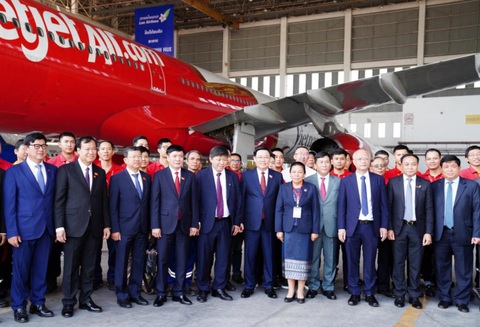 Doanh thu năm 2023 của Vietjet tăng mạnh, đạt 62,5 ngàn tỉ đồng- Ảnh 5. Chủ tịch Quốc hội Vương Đình Huệ thăm Trung tâm kỹ thuật bảo dưỡng tàu bay, hợp tác giữa Vietjet và Lao Airlines tại Viêng Chăn (Lào) - Ảnh: TL