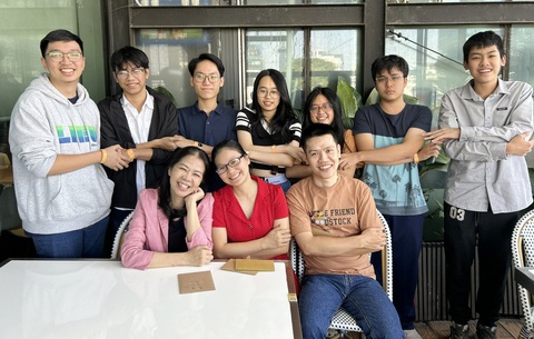 Phương Trí (đứng, bìa phải) cùng các bạn bè và thầy cô giáo trong chuyến trải nghiệm tại Đà Lạt vào ngày 29-1 - Ảnh: NVCC Phương Trí (đứng, bìa phải) cùng các bạn bè và thầy cô giáo trong chuyến trải nghiệm tại Đà Lạt vào ngày 29-1 - Ảnh: NVCC