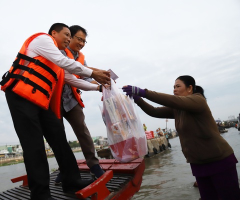 Tặng quà Tết, trao lì xì cho thương hồ chợ nổi Cái Răng- Ảnh 2. Ông Nguyễn Thực Hiện - phó chủ tịch UBND TP Cần Thơ (bìa trái) - trao quà Tết cho thương hồ sáng 31-1 - Ảnh: CHÍ QUỐC