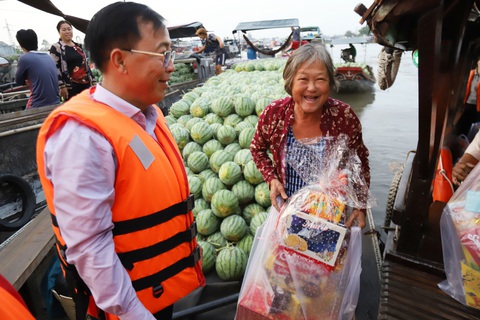 Tặng quà Tết, trao lì xì cho thương hồ chợ nổi Cái Răng- Ảnh 4. Ai nhận quà Tết và tiền lì xì đều bày tỏ sự vui mừng - Ảnh: CHÍ QUỐC