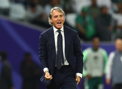 HLV Mancini bỏ rơi cầu thủ Saudi Arabia giữa loạt sút luân lưu, khán giả chỉ trích 'hèn nhát'- Ảnh 2. HLV Roberto Mancini không ở lại sân đến hết trận - Ảnh: REUTERS
