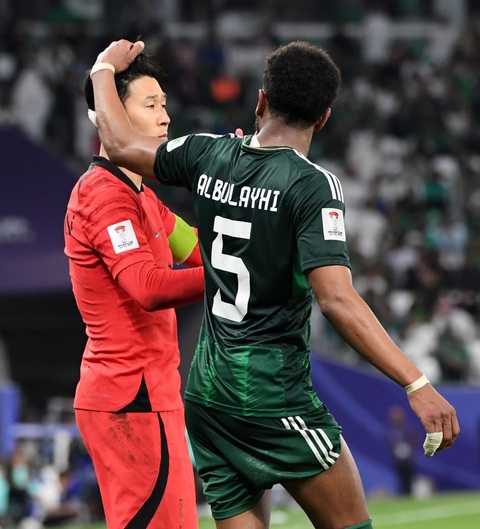 Hết Messi, Ronaldo, hậu vệ Albulayhi chuyển sang kiếm chuyện với Son Heung Min- Ảnh 2. Albulayhi túm tóc Son Heung Min - Ảnh: SPORTS CHOSUN