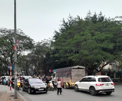 Mệt mỏi vì tắc đường bất kể giờ giấc mỗi khi Tết đến- Ảnh 1. Đường quá tắc, cảnh sát giao thông và đội hỗ trợ phải ra điều tiết phân luồng - Ảnh: THANH LINH