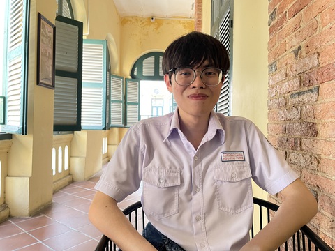 Học sinh TP.HCM đạt điểm ACT top 1% thế giới- Ảnh 1. Em Nguyễn Hữu Thọ trong khuôn viên Trường THPT Trần Đại Nghĩa - Ảnh: NVCC
